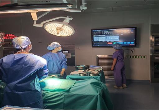 충남대병원 연합체 '스마트 수술실' 내 수술실 모니터링 및 업무지원 시스템. 보건복지부 제공.